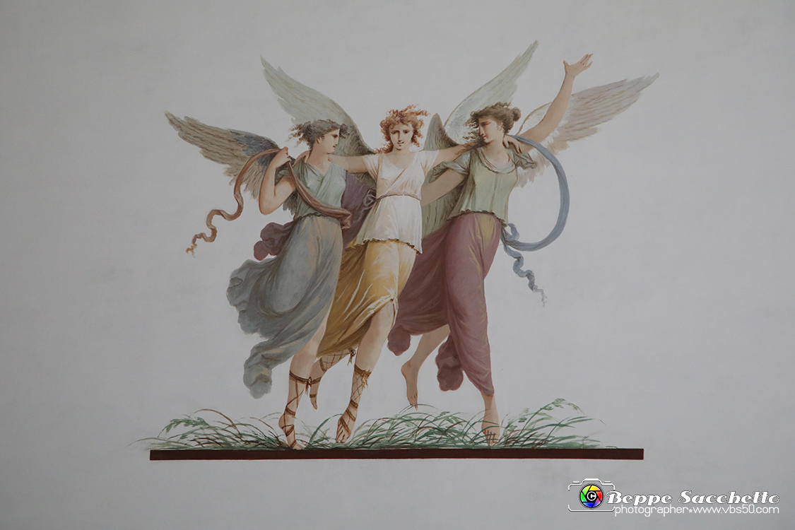 VBS_6509 - Villa Pisani - Stra (Venezia).jpg - SALA DI MARIA ANNA CAROLINA  Stanza intitolata a Maria Anna Carolina, sposa di Ferdinando figlio di Francesco i d'Austria. II soffitto è decorato dal pittore Bevilacqua con quattordici danzatrici con timpani e tamburelli e una sequenza di lunette con amorini; le pareti sono rivestite di una tappezzeria originaria dell'epoca. 